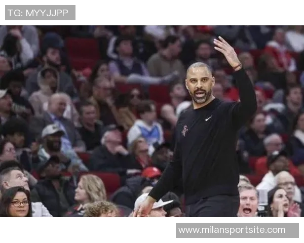 乌度卡称赞申京传球能力提升决策速度显著加快助力球队表现 乌度卡称赞申京传球能力提升决策速度显著加快助力球队表现